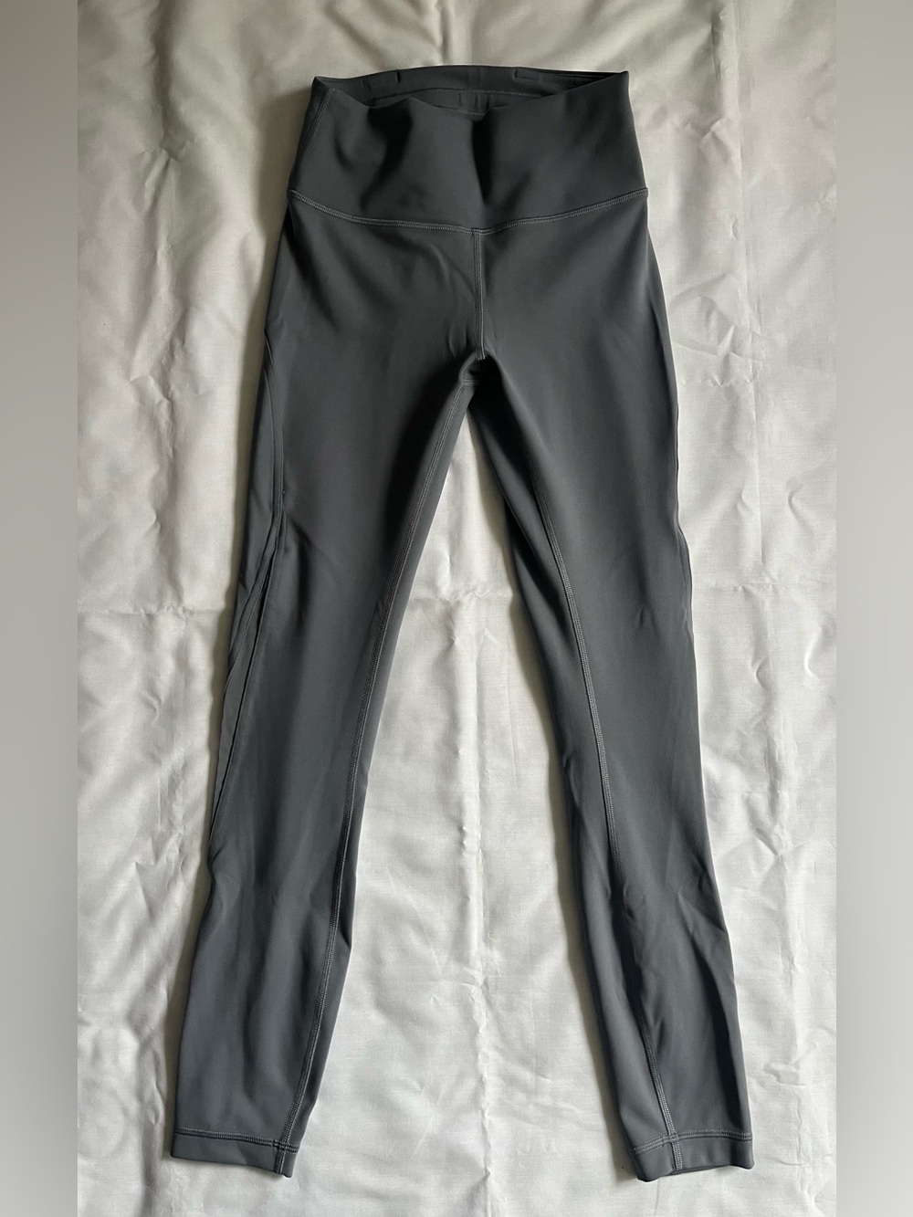 Lululemon. Size 4. Wunder Train Mesh Panel.
